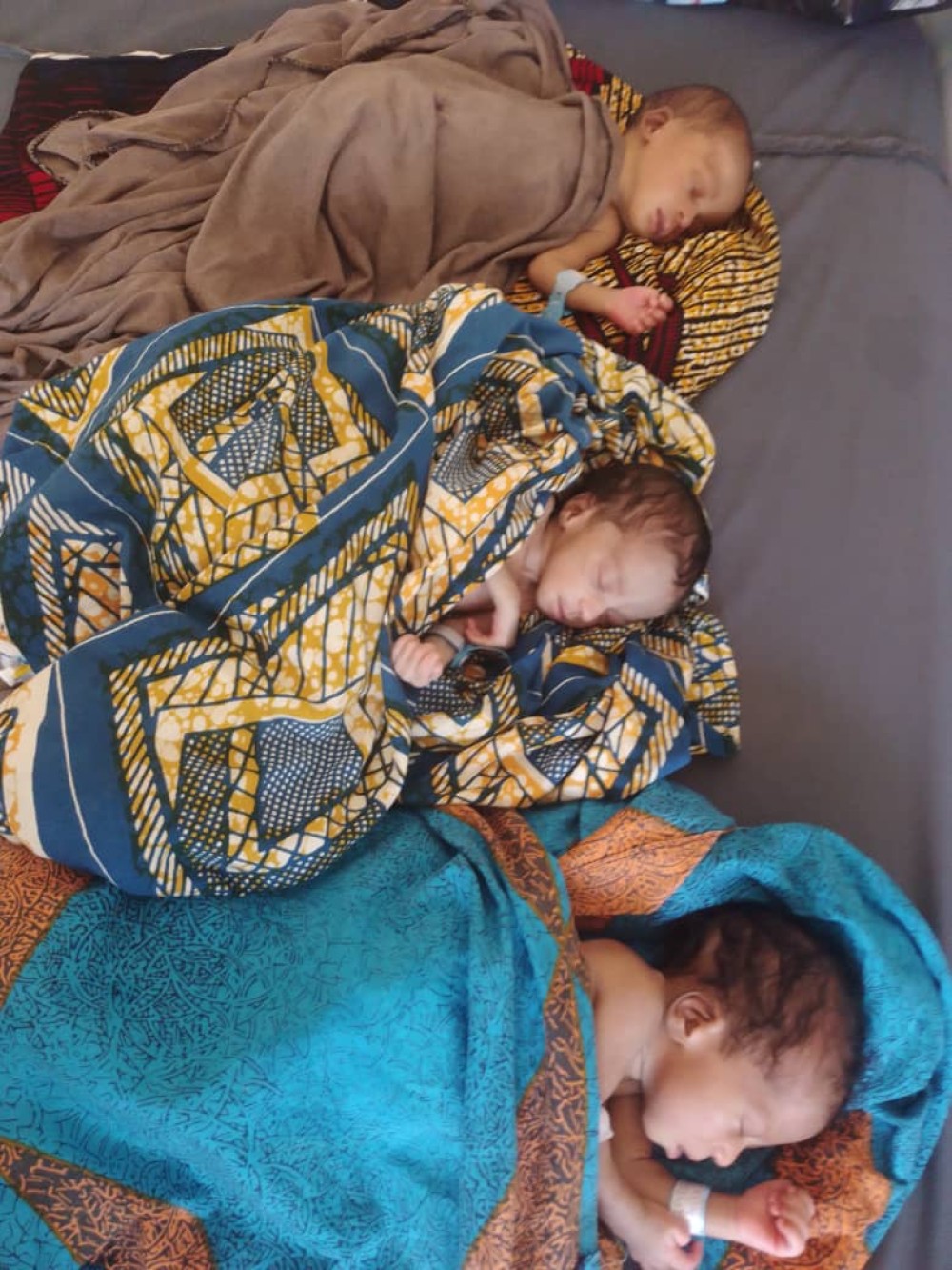 Trois nouveau-nés viennent de naître et ils ont besoin de notre aide