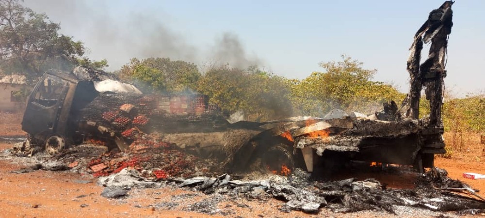 Un camion transportant yaourts et conserves entièrement calciné devant le CEG Pabégou dans la commune de Copargo.
