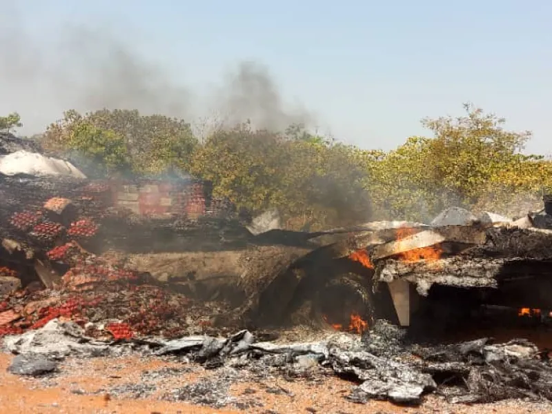 Un camion transportant yaourts et conserves entièrement calciné devant le CEG Pabégou dans la commune de Copargo.